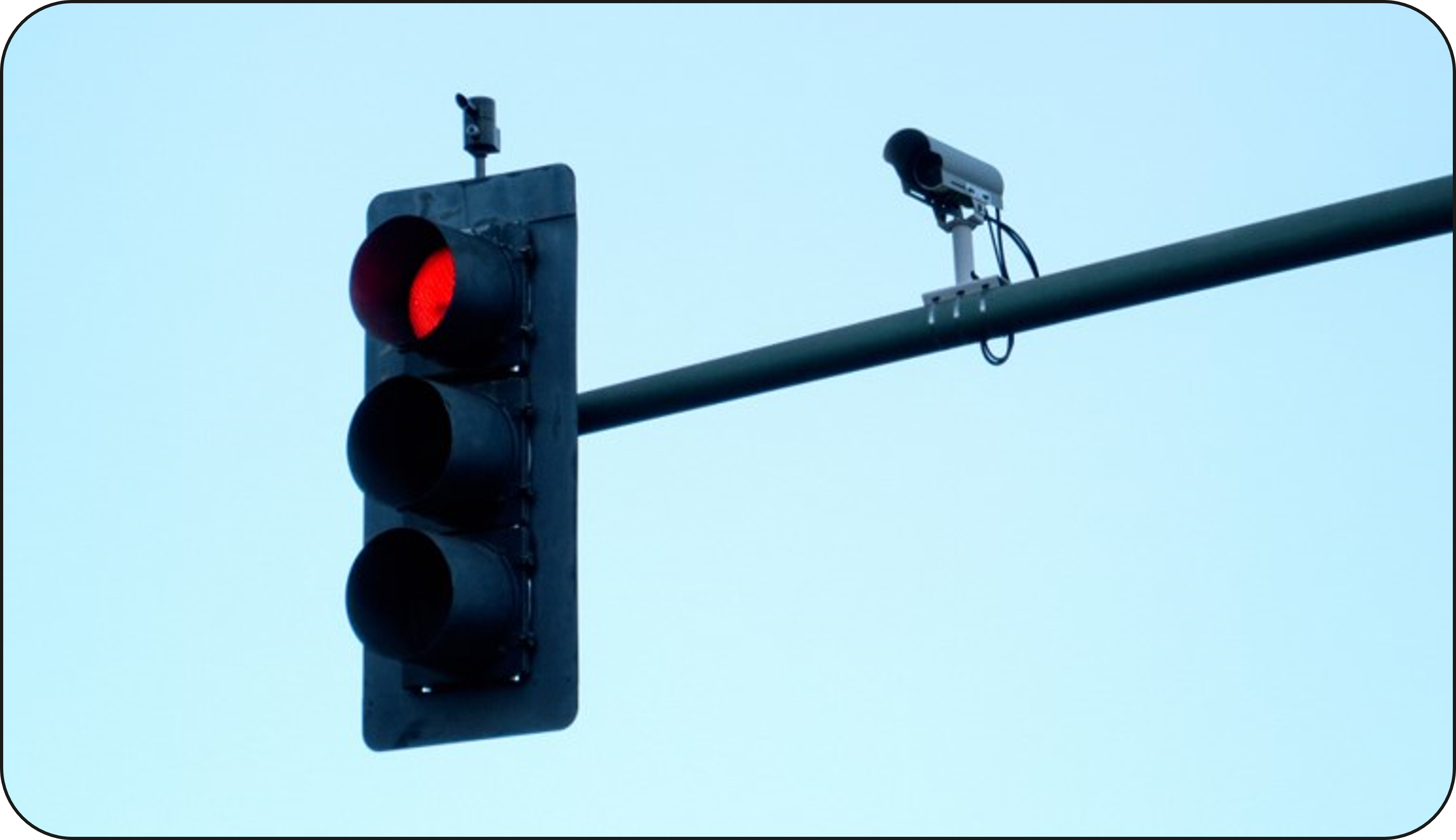 Camara cruce semaforo en rojo