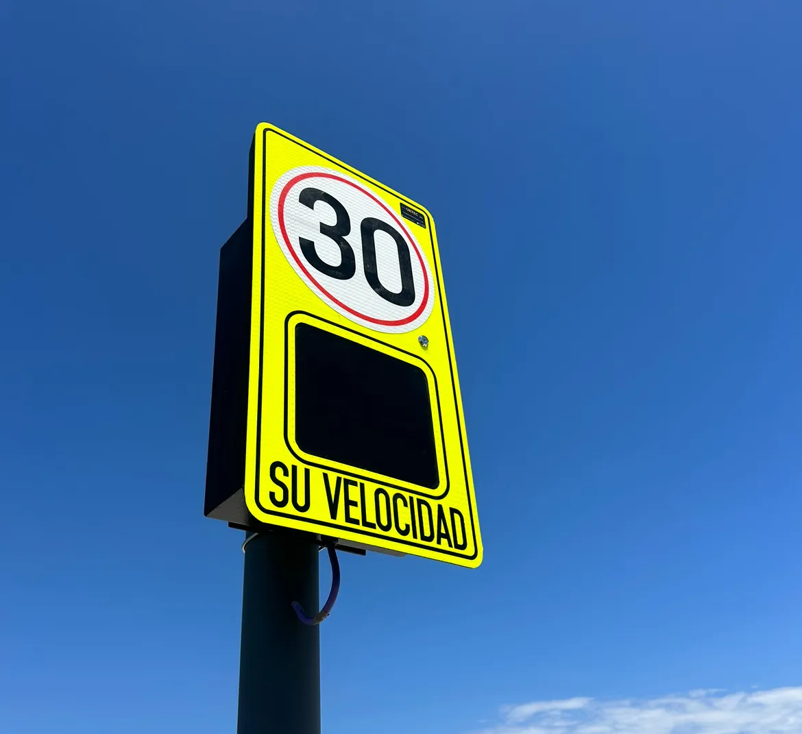 Tótem indicador de velocidad en vía pública