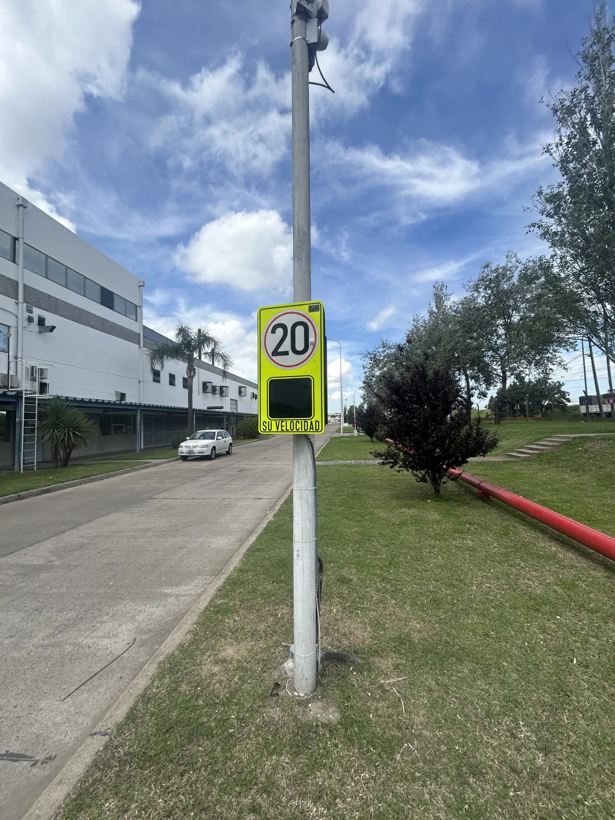 Tótem indicador de velocidad en planta industrial